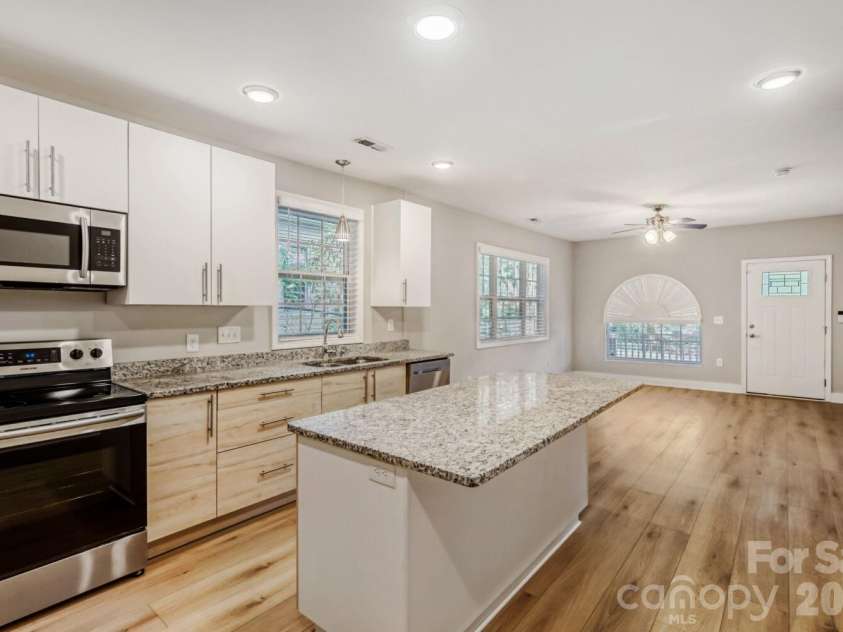 1521 Hawthorne Lane, Charlotte, NC 28205.  MLS# CAR4382322, YatesRealty ID 33286. 