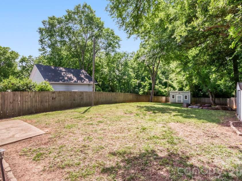 1521 Hawthorne Lane, Charlotte, NC 28205.  MLS# CAR4382322, YatesRealty ID 33286. 