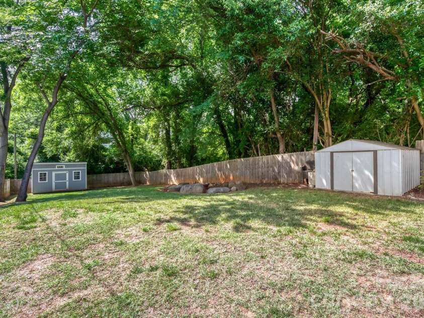 1521 Hawthorne Lane, Charlotte, NC 28205.  MLS# CAR4382322, YatesRealty ID 33286. 
