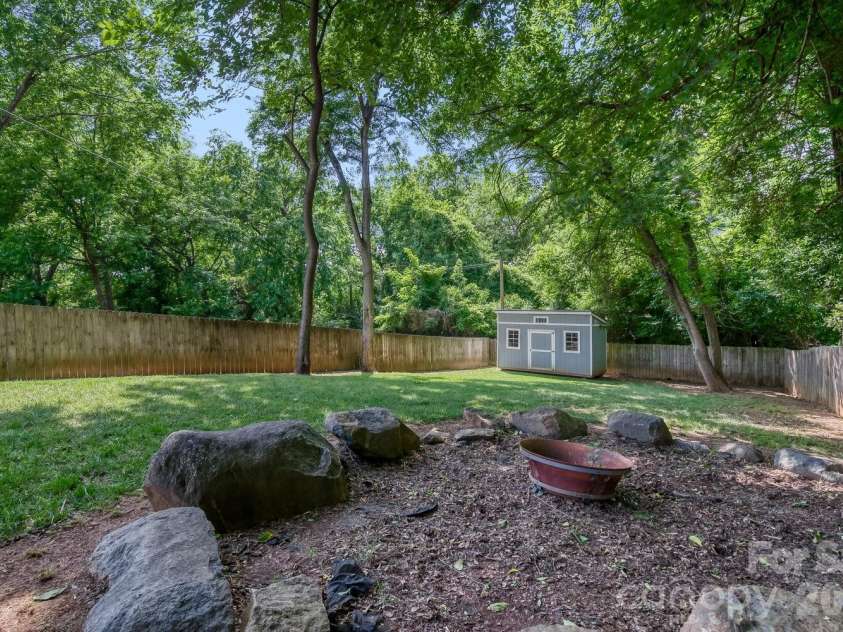 1521 Hawthorne Lane, Charlotte, NC 28205.  MLS# CAR4382322, YatesRealty ID 33286. 