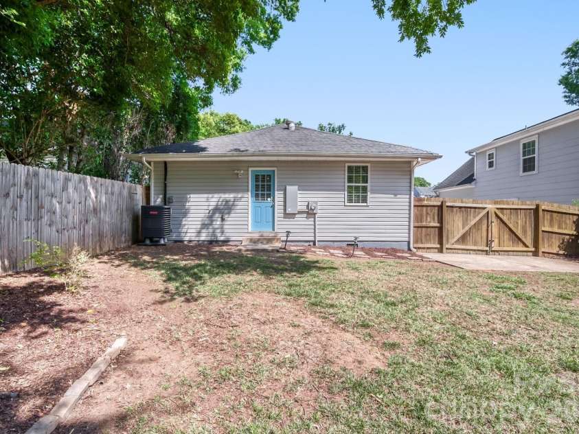 1521 Hawthorne Lane, Charlotte, NC 28205.  MLS# CAR4382322, YatesRealty ID 33286. 