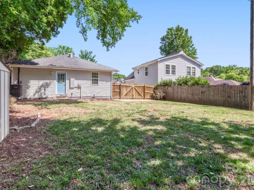 1521 Hawthorne Lane, Charlotte, NC 28205.  MLS# CAR4382322, YatesRealty ID 33286. 