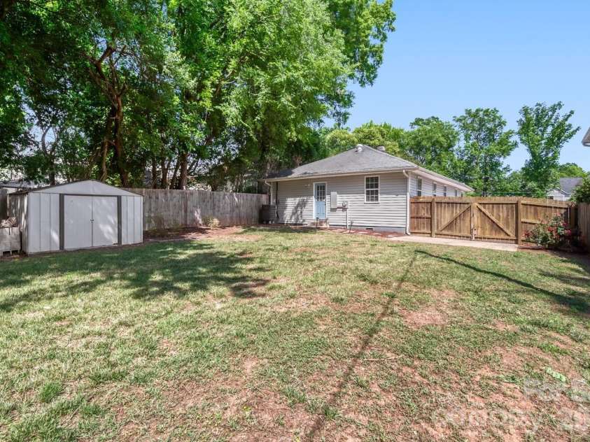 1521 Hawthorne Lane, Charlotte, NC 28205.  MLS# CAR4382322, YatesRealty ID 33286. 