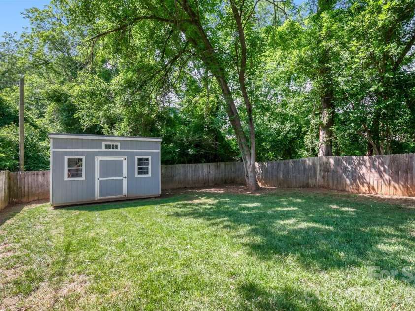 1521 Hawthorne Lane, Charlotte, NC 28205.  MLS# CAR4382322, YatesRealty ID 33286. 