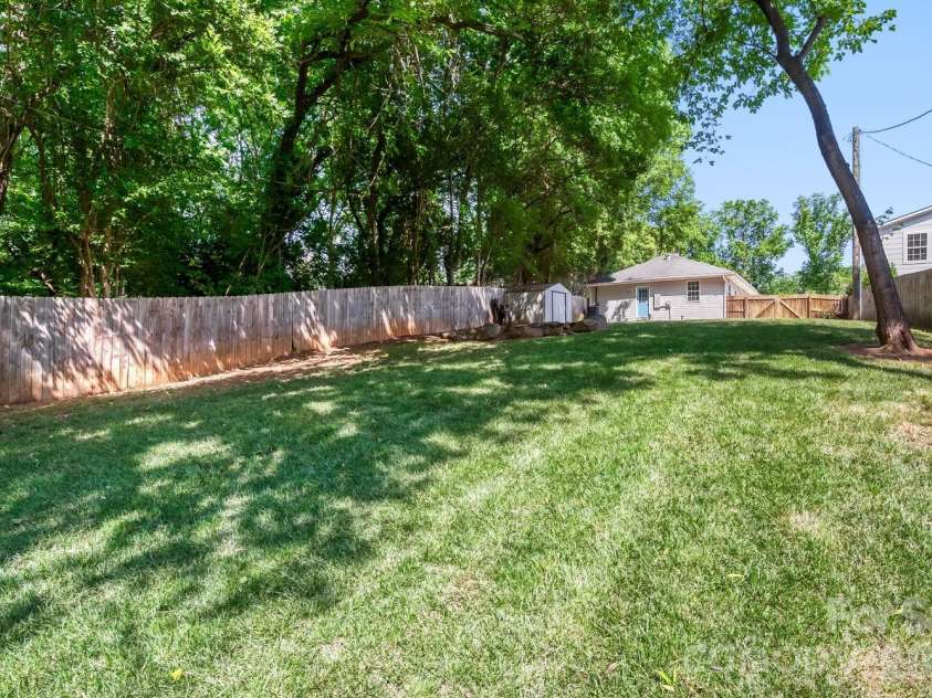 1521 Hawthorne Lane, Charlotte, NC 28205.  MLS# CAR4382322, YatesRealty ID 33286. 