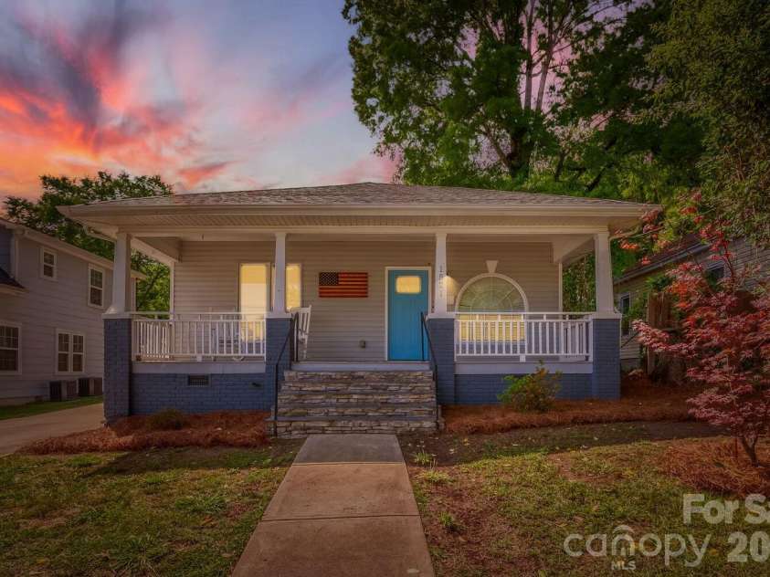 1521 Hawthorne Lane, Charlotte, NC 28205.  MLS# CAR4382322, YatesRealty ID 33286. 