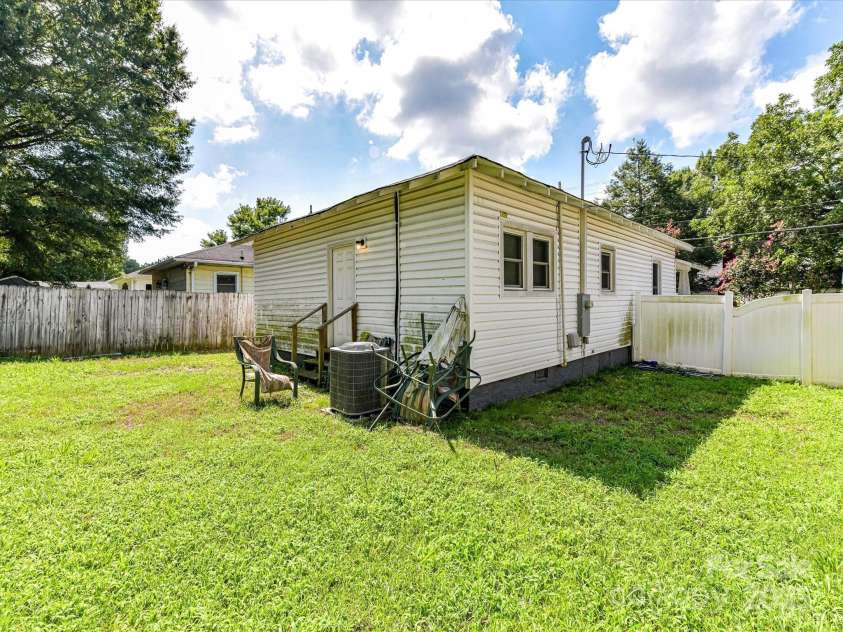 522 Elm Street, Salisbury, NC 28144.  MLS# CAR4294323, YatesRealty ID 33287. 