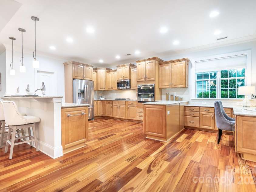 12700 Meetinghouse Drive, Cornelius, NC 28031.  MLS# CAR4287872, YatesRealty ID 33288. Huge Kitchen with a Breakfast Bar