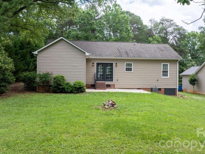 208 B Avenue, Maiden, NC 28650.  MLS# CAR4389160, YatesRealty ID 33288. 