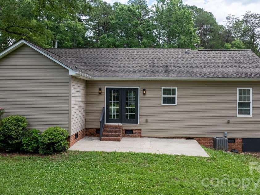 208 B Avenue, Maiden, NC 28650.  MLS# CAR4389160, YatesRealty ID 33288. 