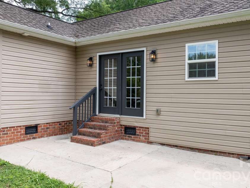 208 B Avenue, Maiden, NC 28650.  MLS# CAR4389160, YatesRealty ID 33288. 