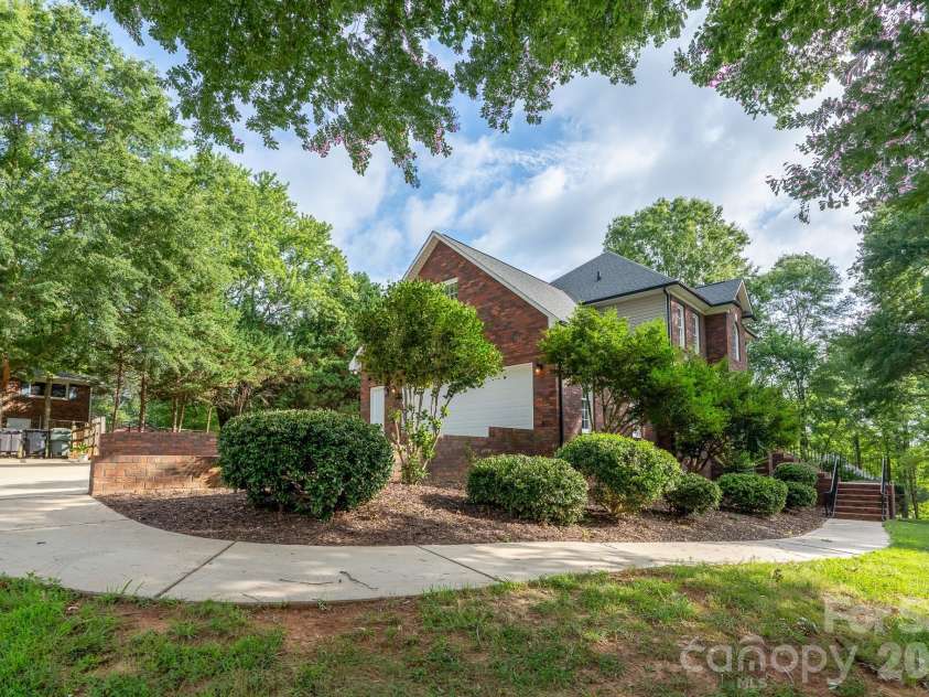 2116 Quail Drive, Concord, NC 28027.  MLS# CAR4389135, YatesRealty ID 33289. 