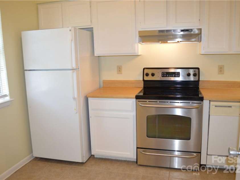 2929 Heathstead Place, Charlotte, NC 28210.  MLS# CAR4299775, YatesRealty ID 3329. 