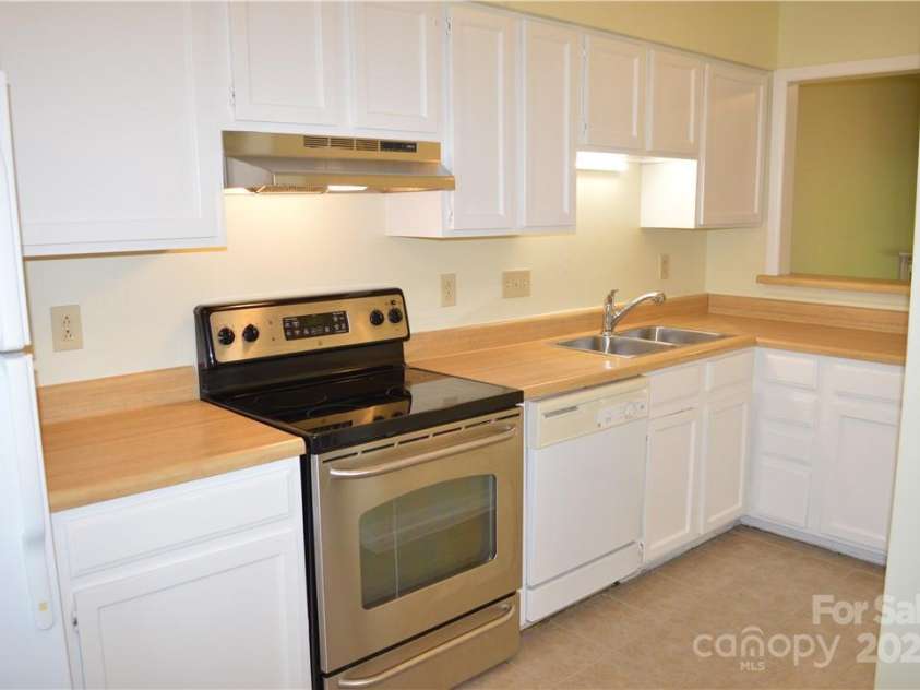 2929 Heathstead Place, Charlotte, NC 28210.  MLS# CAR4299775, YatesRealty ID 3329. 
