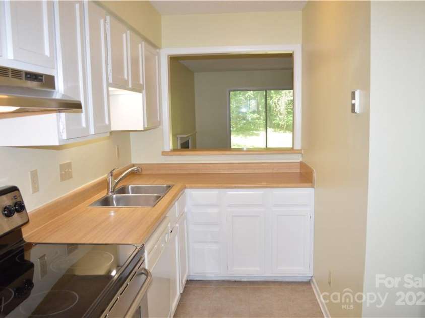 2929 Heathstead Place, Charlotte, NC 28210.  MLS# CAR4299775, YatesRealty ID 3329. 