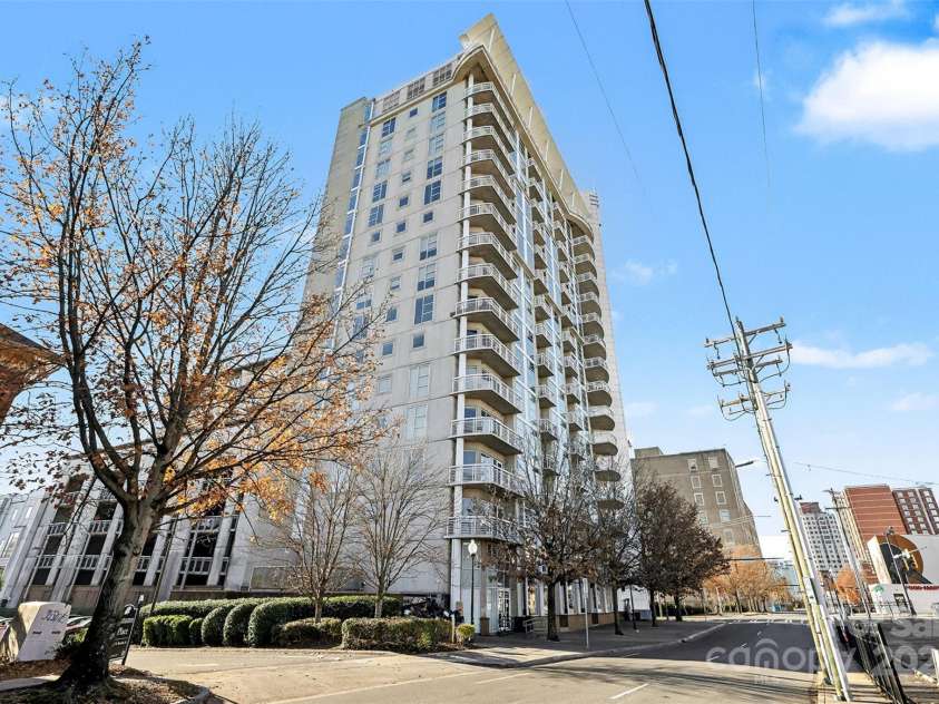 505 6th Street, Charlotte, NC 28202.  MLS# CAR4331119, YatesRealty ID 3329. Exterior – High-Rise PerspectiveImpressive angle showing the full height of the building and its sleek balcony lines against the Uptown skyline.