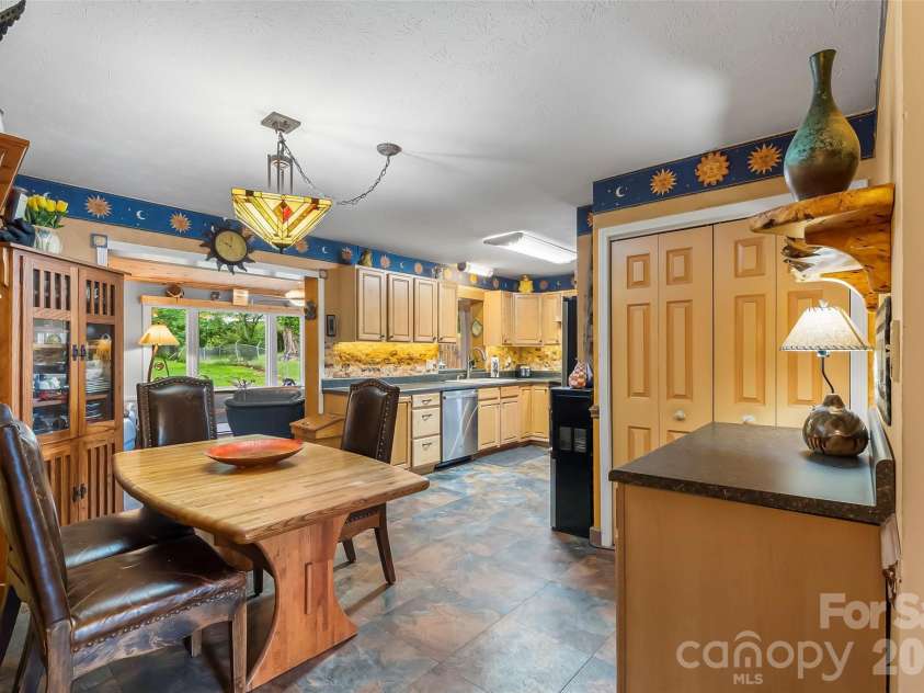 10 Oak Leaf Lane, Arden, NC 28704.  MLS# CAR4388515, YatesRealty ID 33290. 