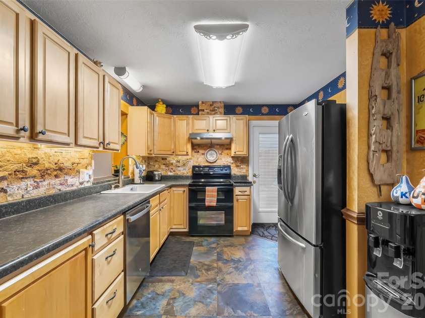 10 Oak Leaf Lane, Arden, NC 28704.  MLS# CAR4388515, YatesRealty ID 33290. 