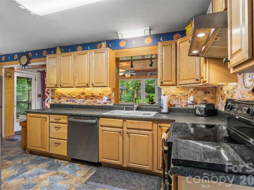 10 Oak Leaf Lane, Arden, NC 28704.  MLS# CAR4388515, YatesRealty ID 33290. 