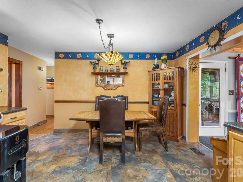 10 Oak Leaf Lane, Arden, NC 28704.  MLS# CAR4388515, YatesRealty ID 33290. 