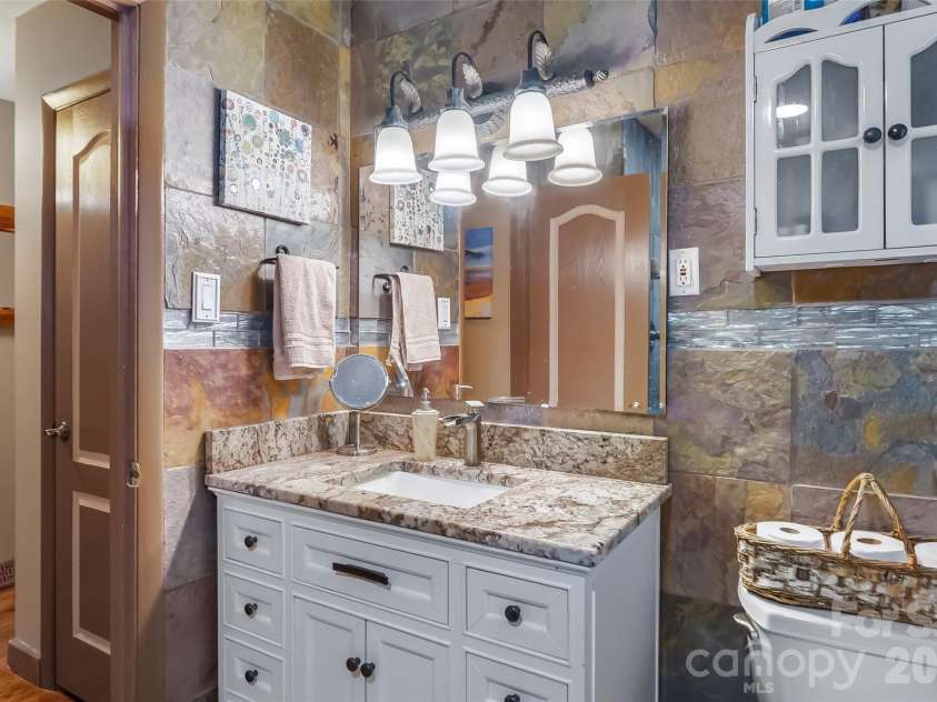 10 Oak Leaf Lane, Arden, NC 28704.  MLS# CAR4388515, YatesRealty ID 33290. 