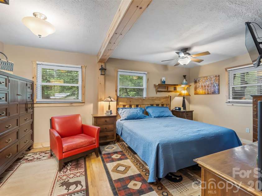 10 Oak Leaf Lane, Arden, NC 28704.  MLS# CAR4388515, YatesRealty ID 33290. 