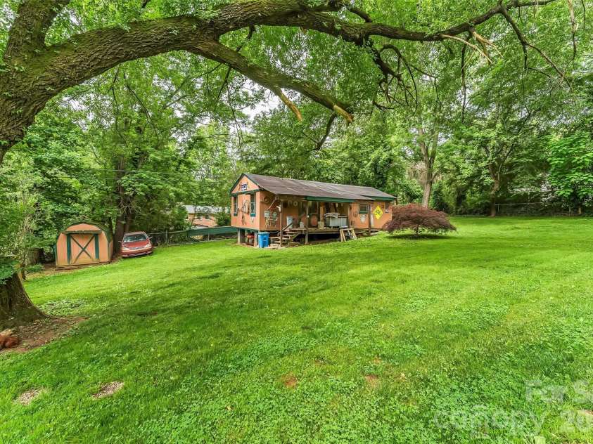 10 Oak Leaf Lane, Arden, NC 28704.  MLS# CAR4388515, YatesRealty ID 33290. 