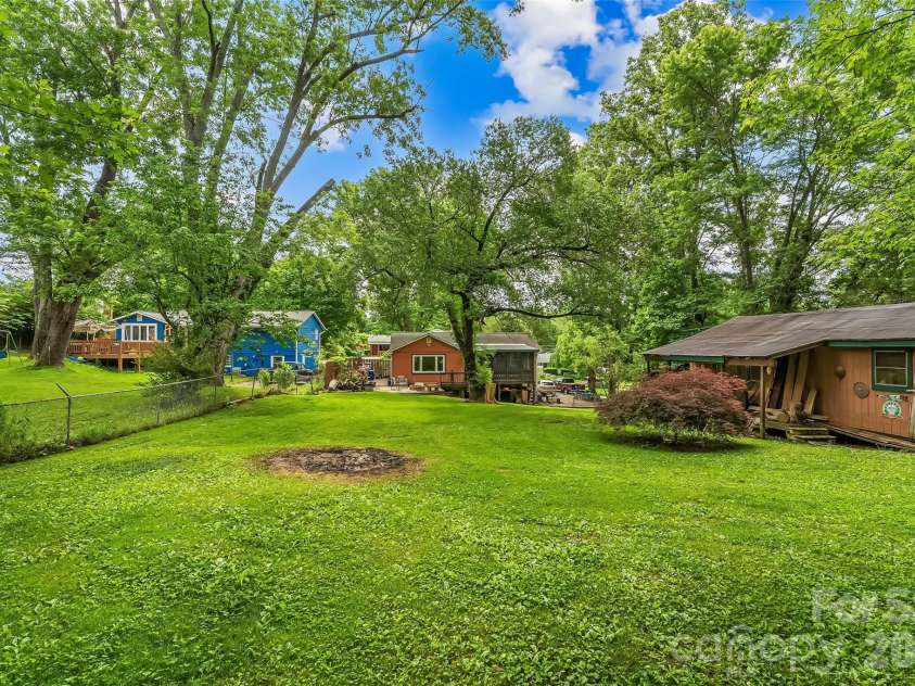 10 Oak Leaf Lane, Arden, NC 28704.  MLS# CAR4388515, YatesRealty ID 33290. 