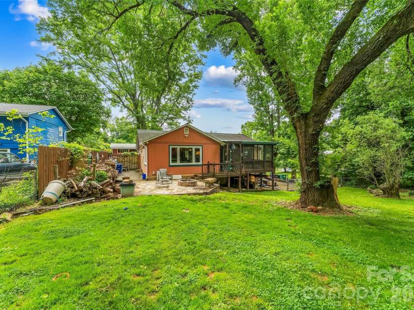 10 Oak Leaf Lane, Arden, NC 28704.  MLS# CAR4388515, YatesRealty ID 33290. 