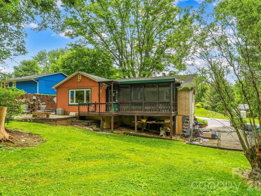 10 Oak Leaf Lane, Arden, NC 28704.  MLS# CAR4388515, YatesRealty ID 33290. 