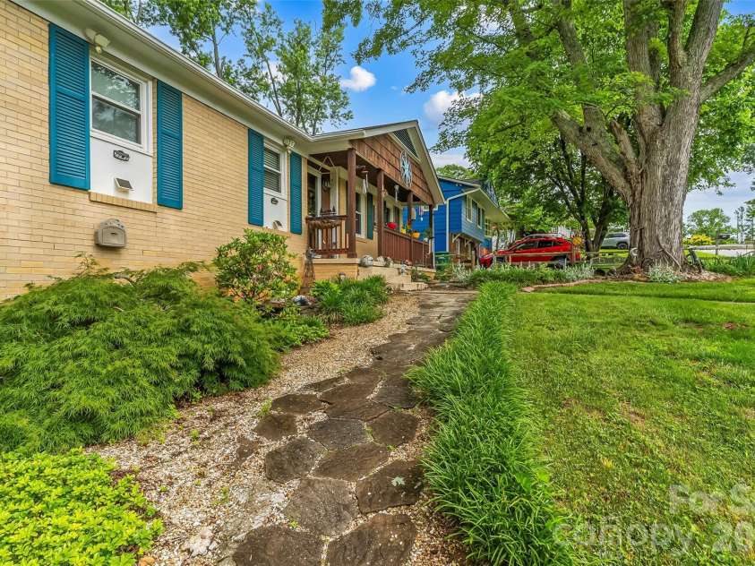 10 Oak Leaf Lane, Arden, NC 28704.  MLS# CAR4388515, YatesRealty ID 33290. 