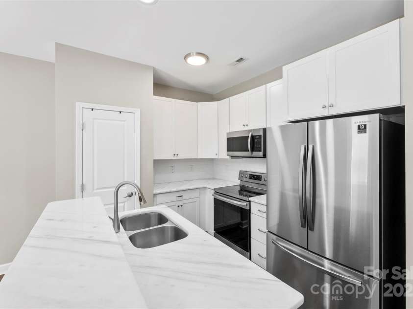 1305 Jay Avenue, Gastonia, NC 28052.  MLS# CAR4292383, YatesRealty ID 33290. Gorgeous Kitchen Marble countertops