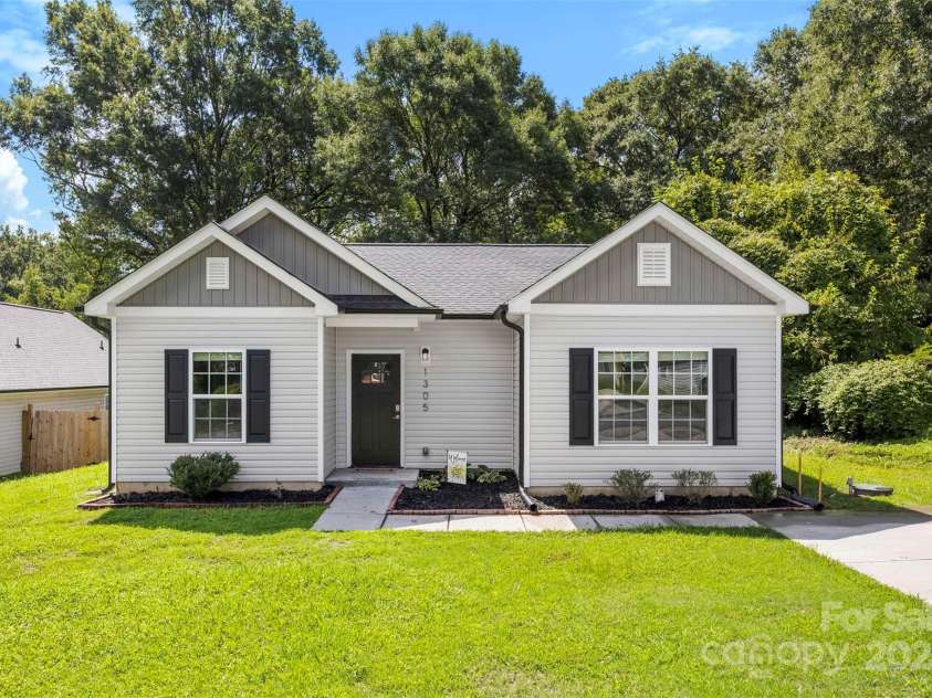 1305 Jay Avenue, Gastonia, NC 28052.  MLS# CAR4292383, YatesRealty ID 33290. Welcome to 1305 Jay Ave