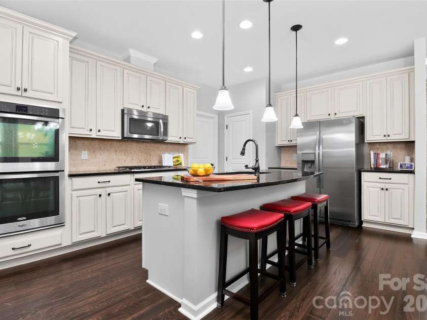 4540 Blackmuir Wood Circle, Charlotte, NC 28270.  MLS# CAR4388580, YatesRealty ID 33291. Main Level Kitchen