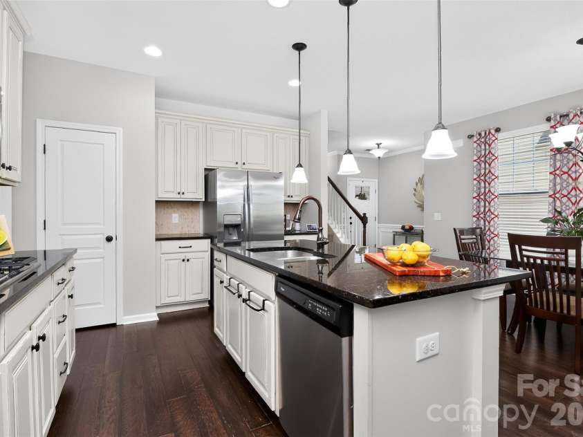 4540 Blackmuir Wood Circle, Charlotte, NC 28270.  MLS# CAR4388580, YatesRealty ID 33291. Main Level Kitchen