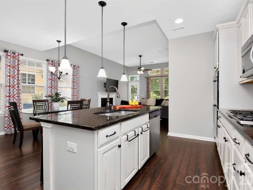 4540 Blackmuir Wood Circle, Charlotte, NC 28270.  MLS# CAR4388580, YatesRealty ID 33291. Main Level Kitchen