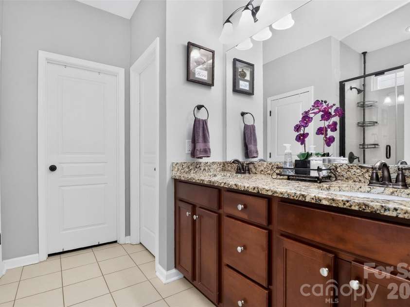 4540 Blackmuir Wood Circle, Charlotte, NC 28270.  MLS# CAR4388580, YatesRealty ID 33291. Primary Bathroom