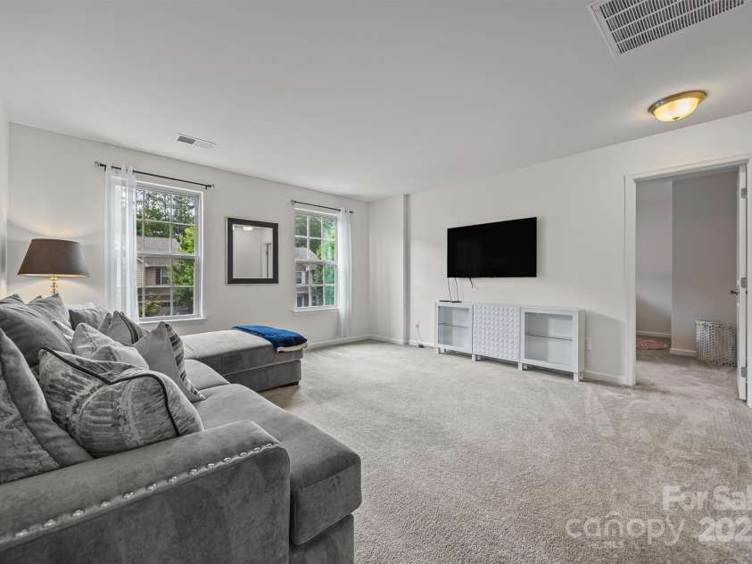 5709 Selkirkshire Road, Charlotte, NC 28278.  MLS# CAR4290990, YatesRealty ID 33291. 2nd Floor Flex Space