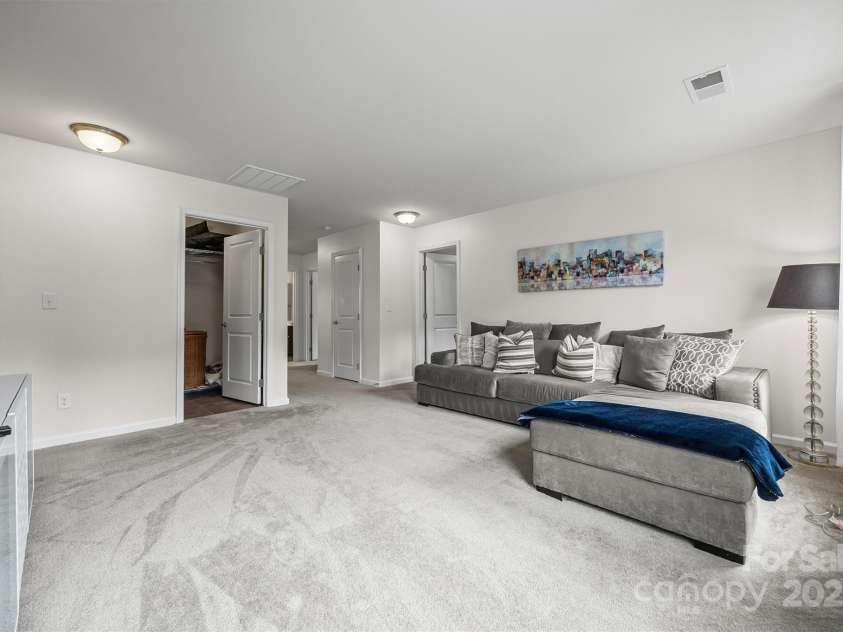 5709 Selkirkshire Road, Charlotte, NC 28278.  MLS# CAR4290990, YatesRealty ID 33291. 2nd Floor Flex Space