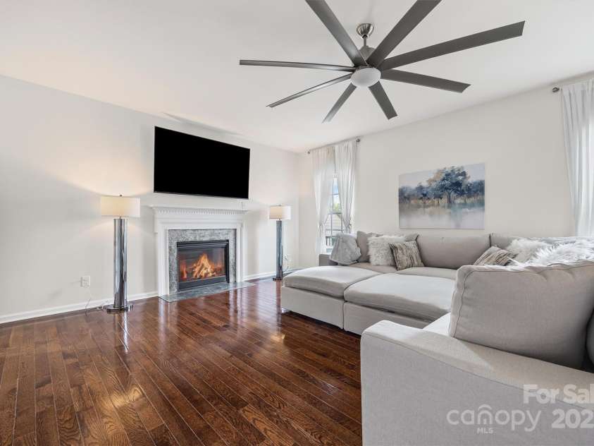 5709 Selkirkshire Road, Charlotte, NC 28278.  MLS# CAR4290990, YatesRealty ID 33291. Great Room