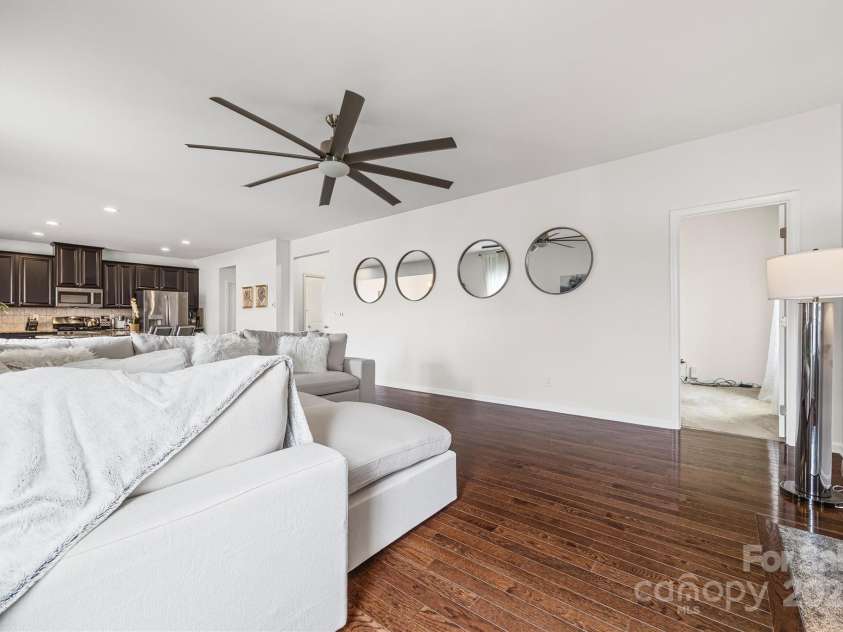 5709 Selkirkshire Road, Charlotte, NC 28278.  MLS# CAR4290990, YatesRealty ID 33291. Great Room