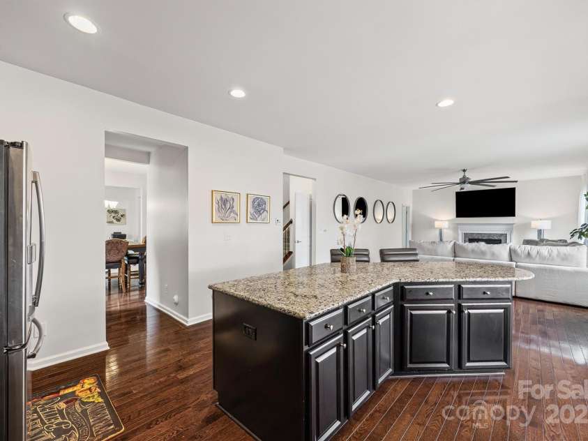 5709 Selkirkshire Road, Charlotte, NC 28278.  MLS# CAR4290990, YatesRealty ID 33291. Kitchen