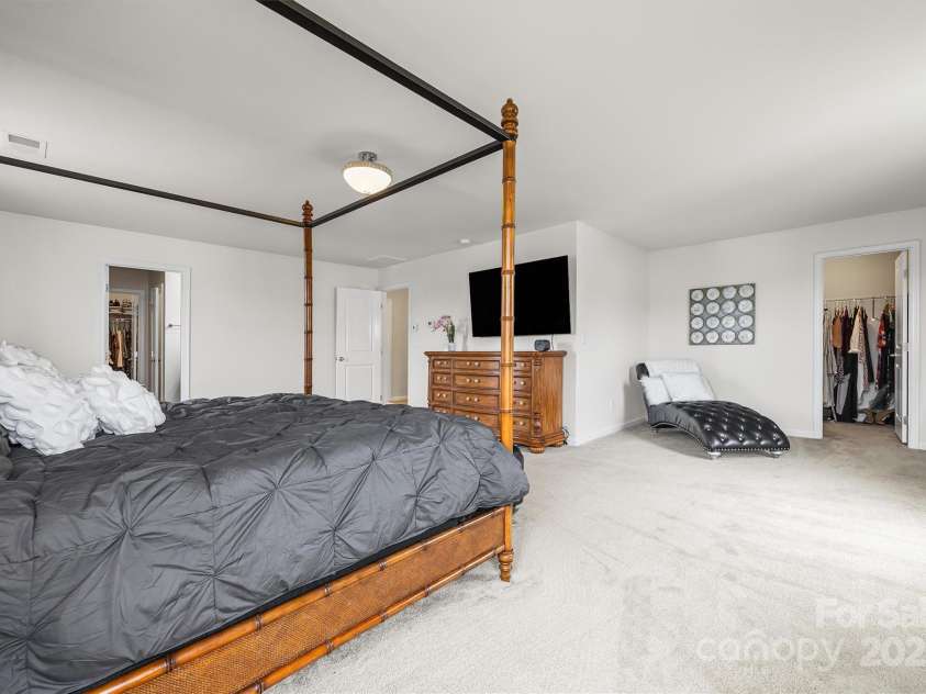 5709 Selkirkshire Road, Charlotte, NC 28278.  MLS# CAR4290990, YatesRealty ID 33291. Primary Suite