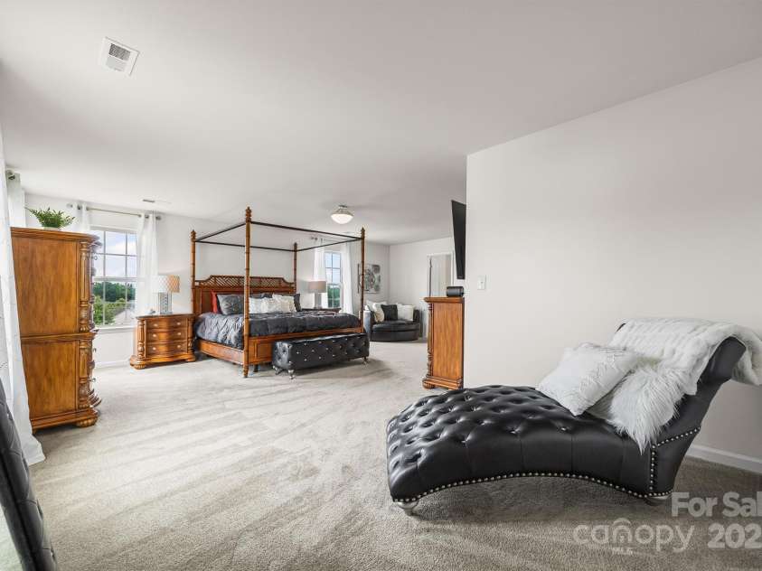 5709 Selkirkshire Road, Charlotte, NC 28278.  MLS# CAR4290990, YatesRealty ID 33291. Sitting area in Primary