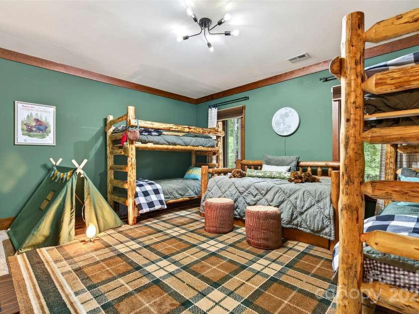 1077 Ten Whigs Ridge, Nebo, NC 28761.  MLS# CAR4288213, YatesRealty ID 33293. 