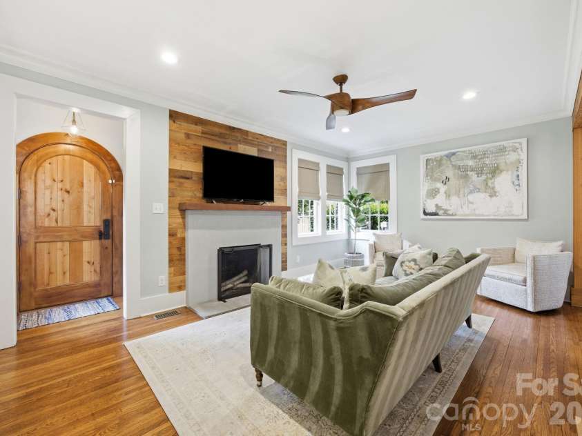 1726 Mint Street, Charlotte, NC 28203.  MLS# CAR4391735, YatesRealty ID 33294. 