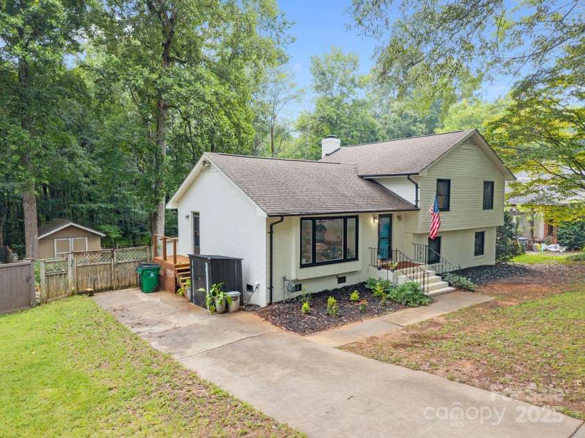 525 Kelford Lane, Charlotte, NC 28270.  MLS# CAR4290518, YatesRealty ID 33294. 
