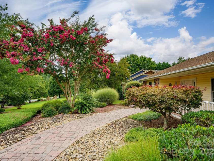 32 Stone House Road, Hendersonville, NC 28739.  MLS# CAR4284272, YatesRealty ID 33295. 