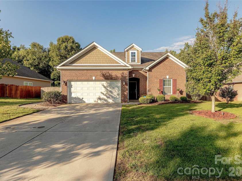 8115 Goodall Court, Charlotte, NC 28227.  MLS# CAR4391026, YatesRealty ID 33295. 
