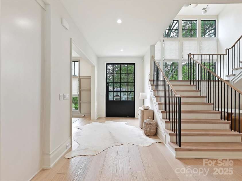 2700 Wintergreen Drive, Charlotte, NC 28211.  MLS# CAR4286133, YatesRealty ID 33298. Foyer